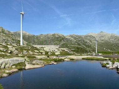 Saint Gotthard Geçidi 'nin İsviçre alp bölgesinde (Gotthard Geçidi) Lago di San Carlo Gölü üzerinde yaz atmosferi, Airolo - Ticino Kantonu (Tessin), İsviçre (Schweiz)