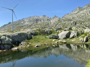 Saint Gotthard Geçidi 'nin İsviçre alp bölgesinde (Gotthard Geçidi) Lago di San Carlo Gölü üzerinde yaz atmosferi, Airolo - Ticino Kantonu (Tessin), İsviçre (Schweiz)