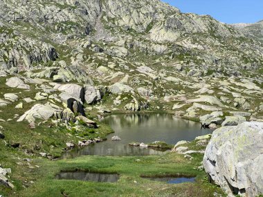 Saint Gotthard Geçidi 'nin İsviçre alp bölgesinde (Gotthard Geçidi) Lago di San Carlo Gölü üzerinde yaz atmosferi, Airolo - Ticino Kantonu (Tessin), İsviçre (Schweiz)