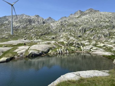 Saint Gotthard Geçidi 'nin İsviçre alp bölgesinde (Gotthard Geçidi) Lago di San Carlo Gölü üzerinde yaz atmosferi, Airolo - Ticino Kantonu (Tessin), İsviçre (Schweiz)