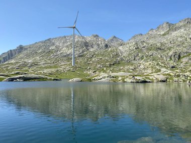 Saint Gotthard Geçidi 'nin İsviçre alp bölgesinde (Gotthard Geçidi) Lago di San Carlo Gölü üzerinde yaz atmosferi, Airolo - Ticino Kantonu (Tessin), İsviçre (Schweiz)