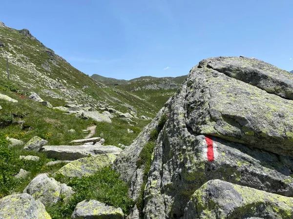 Hegymászó Táblák Jelzések Alpesi Szent Gotthárd Szoros Gotthardpass Hegyvidéki Területén — Stock Fotó