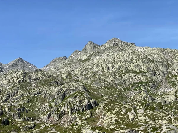 位于瑞士提契诺州 圣戈塔德山口上方的瑞士阿尔卑斯山地块上的落基山脉 施韦兹 — 图库照片