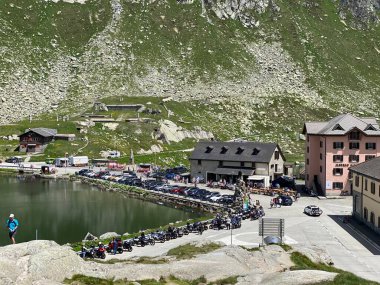 İsviçre Alpleri 'ndeki St. Gotthard Geçidi' nden (Gotthardpass veya Passo del Sao Gottardo) geçen dağ yolu, Airolo - Ticino Kantonu (Tessin), İsviçre (Schweiz)