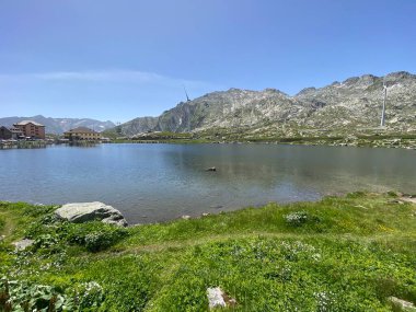 St. Gotthard Geçidi 'nin İsviçre alp bölgesinde Lago della Piazza Gölü' nde (Piazza Gölü) yaz atmosferi, Airolo - Ticino Kantonu (Tessin), İsviçre (Schweiz)