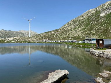 St. Gotthard Geçidi 'nin İsviçre alp bölgesinde Lago della Piazza Gölü' nde (Piazza Gölü) yaz atmosferi, Airolo - Ticino Kantonu (Tessin), İsviçre (Schweiz)