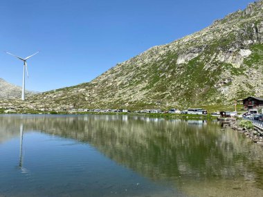 St. Gotthard Geçidi 'nin İsviçre alp bölgesinde Lago della Piazza Gölü' nde (Piazza Gölü) yaz atmosferi, Airolo - Ticino Kantonu (Tessin), İsviçre (Schweiz)