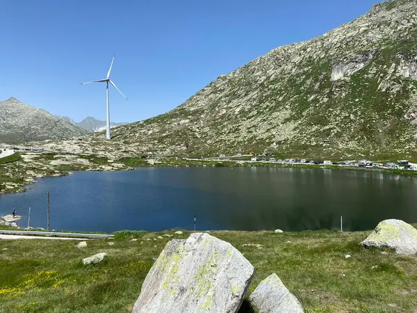 St. Gotthard Geçidi 'nin İsviçre alp bölgesinde Lago della Piazza Gölü' nde (Piazza Gölü) yaz atmosferi, Airolo - Ticino Kantonu (Tessin), İsviçre (Schweiz)