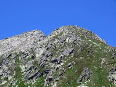St. Gotthard Geçidi (Gotthard Geçidi), Airolo - Ticino Kantonu (Tessin), İsviçre (Schweiz) üzerindeki İsviçre Alpleri 'nin üzerinde bulunan Poncione di Fieud (2696 m) ve Fibbia (2738 m) dağlarının zirvelerine ulaşır.)