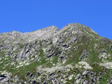 St. Gotthard Geçidi (Gotthard Geçidi), Airolo - Ticino Kantonu (Tessin), İsviçre (Schweiz) üzerindeki İsviçre Alpleri 'nin üzerinde bulunan Poncione di Fieud (2696 m) ve Fibbia (2738 m) dağlarının zirvelerine ulaşır.)