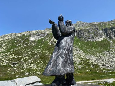 Göçebe Pedro Pedrazzini 'nin İsviçre Alpleri' ndeki Gotthard geçidi (Gotthardpass) heykeli, Airolo - Ticino Kantonu (Tessin), İsviçre (Schweiz)