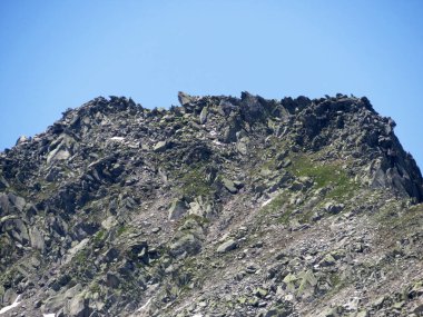 St. Gotthard Geçidi (Gotthardpass), Airolo - Ticino Kantonu (Tessin), İsviçre (Schweiz) üzerindeki İsviçre Alpleri 'nin tepesinde Rocky Dağı zirvesi Pizzo della Valletta (2726 m).)