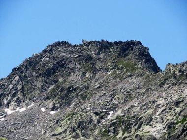 St. Gotthard Geçidi (Gotthardpass), Airolo - Ticino Kantonu (Tessin), İsviçre (Schweiz) üzerindeki İsviçre Alpleri 'nin tepesinde Rocky Dağı zirvesi Pizzo della Valletta (2726 m).)