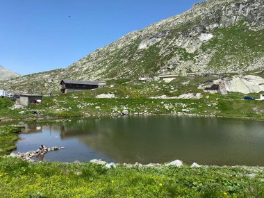 Saint Gotthard Geçidi 'nin İsviçre alp bölgesinde Lago dei Monti veya Dağlar Gölü' ndeki yaz atmosferi (Gotthard Geçidi), Airolo - Ticino Kantonu (Tessin Kantonu), İsviçre (Schweiz)