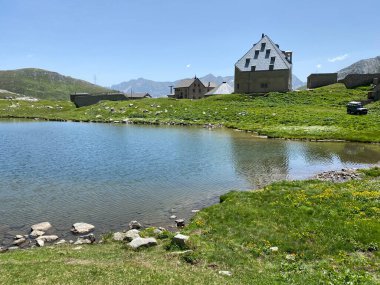 Saint Gotthard Geçidi 'nin İsviçre alp bölgesinde Lago dei Monti veya Dağlar Gölü' ndeki yaz atmosferi (Gotthard Geçidi), Airolo - Ticino Kantonu (Tessin Kantonu), İsviçre (Schweiz)