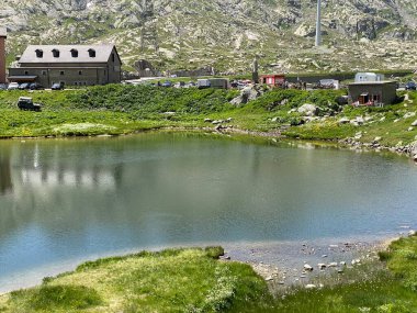 Saint Gotthard Geçidi 'nin İsviçre alp bölgesinde Lago dei Monti veya Dağlar Gölü' ndeki yaz atmosferi (Gotthard Geçidi), Airolo - Ticino Kantonu (Tessin Kantonu), İsviçre (Schweiz)