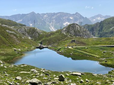 Saint Gotthard Geçidi (Gotthardpass), Airolo - Ticino Kantonu (Tessin), İsviçre 'de Lago dei Morti veya Totensee Gölü' nde (Totensee) yaz atmosferi)