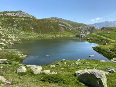 Saint Gotthard Geçidi (Gotthardpass), Airolo - Ticino Kantonu (Tessin), İsviçre 'de Lago dei Morti veya Totensee Gölü' nde (Totensee) yaz atmosferi)