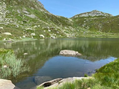 Saint Gotthard Geçidi (Gotthardpass), Airolo - Ticino Kantonu (Tessin), İsviçre 'de Lago dei Morti veya Totensee Gölü' nde (Totensee) yaz atmosferi)