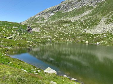 Saint Gotthard Geçidi (Gotthardpass), Airolo - Ticino Kantonu (Tessin), İsviçre 'de Lago dei Morti veya Totensee Gölü' nde (Totensee) yaz atmosferi)