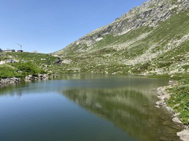 Saint Gotthard Geçidi (Gotthardpass), Airolo - Ticino Kantonu (Tessin), İsviçre 'de Lago dei Morti veya Totensee Gölü' nde (Totensee) yaz atmosferi)