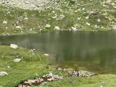 Saint Gotthard Geçidi (Gotthardpass), Airolo - Ticino Kantonu (Tessin), İsviçre 'de Lago dei Morti veya Totensee Gölü' nde (Totensee) yaz atmosferi)