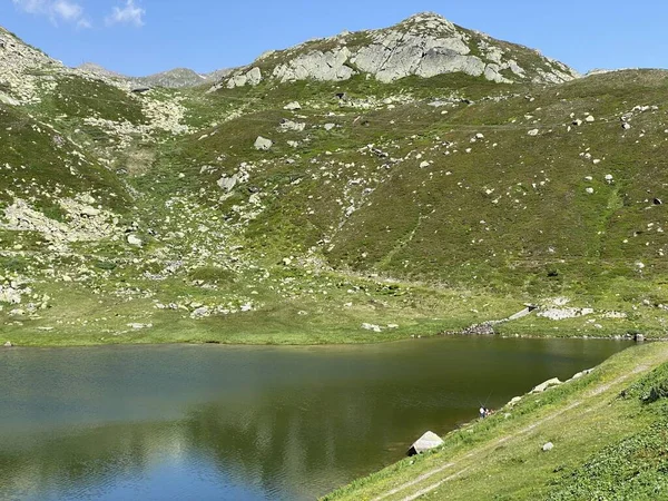 Saint Gotthard Geçidi (Gotthardpass), Airolo - Ticino Kantonu (Tessin), İsviçre 'de Lago dei Morti veya Totensee Gölü' nde (Totensee) yaz atmosferi)