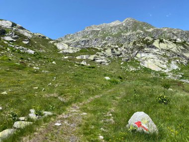 İsviçre 'de yaz mevsiminde dağcılık rotaları ve St. Gotthard geçidi (Gotthardpass) dağ bölgesinde, Airolo - Ticino Kantonu (Tessin), İsviçre (Schweiz)