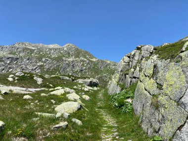 İsviçre 'de yaz mevsiminde dağcılık rotaları ve St. Gotthard geçidi (Gotthardpass) dağ bölgesinde, Airolo - Ticino Kantonu (Tessin), İsviçre (Schweiz)