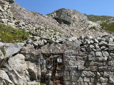 İsviçre 'de yaz mevsiminde ve St. Gotthard geçidinde (Gotthardpass) kayalar ve taşlar, Airolo - Ticino Kantonu (Tessin), İsviçre (Schweiz)