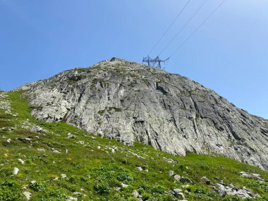 İsviçre 'de yaz mevsiminde ve St. Gotthard geçidinde (Gotthardpass) kayalar ve taşlar, Airolo - Ticino Kantonu (Tessin), İsviçre (Schweiz)