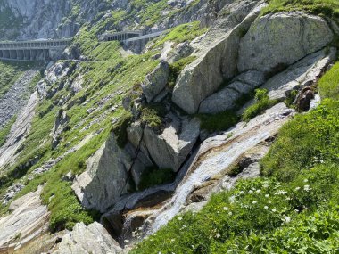 İsviçre 'de yaz mevsiminde ve St. Gotthard geçidinde (Gotthardpass) kayalar ve taşlar, Airolo - Ticino Kantonu (Tessin), İsviçre (Schweiz)