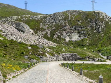 İsviçre Alpleri 'ndeki St. Gotthard Geçidi' nden (Gotthardpass veya Passo del Sao Gottardo) geçen dağ yolu, Airolo - Ticino Kantonu (Tessin), İsviçre (Schweiz)