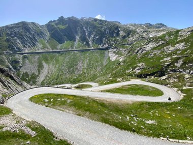İsviçre Alpleri 'ndeki St. Gotthard Geçidi' nden (Gotthardpass veya Passo del Sao Gottardo) geçen dağ yolu, Airolo - Ticino Kantonu (Tessin), İsviçre (Schweiz)