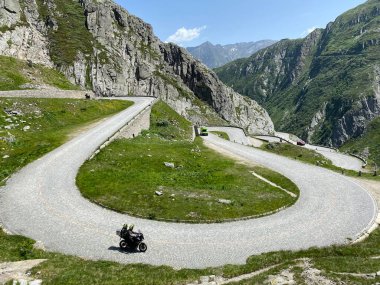 İsviçre Alpleri 'ndeki St. Gotthard Geçidi' nden (Gotthardpass veya Passo del Sao Gottardo) geçen dağ yolu, Airolo - Ticino Kantonu (Tessin), İsviçre (Schweiz)