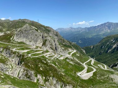 İsviçre Alpleri 'ndeki St. Gotthard Geçidi' nden (Gotthardpass veya Passo del Sao Gottardo) geçen dağ yolu, Airolo - Ticino Kantonu (Tessin), İsviçre (Schweiz)