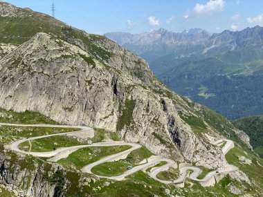 İsviçre Alpleri 'ndeki St. Gotthard Geçidi' nden (Gotthardpass veya Passo del Sao Gottardo) geçen dağ yolu, Airolo - Ticino Kantonu (Tessin), İsviçre (Schweiz)