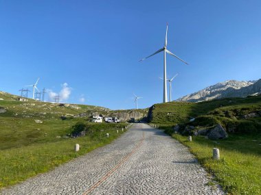 İsviçre Alpleri 'ndeki St. Gotthard Geçidi' nden (Gotthardpass veya Passo del Sao Gottardo) geçen dağ yolu, Airolo - Ticino Kantonu (Tessin), İsviçre (Schweiz)