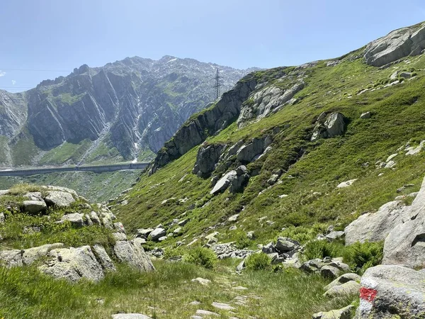 Turistaösvények Vagy Hegymászó Útvonalak Nyári Svájci Alpesi Környezetben Szent Gotthárd — Stock Fotó