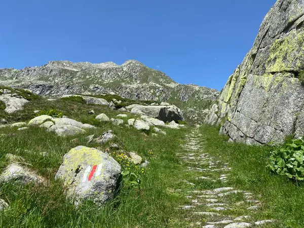 İsviçre 'de yaz mevsiminde dağcılık rotaları ve St. Gotthard geçidi (Gotthardpass) dağ bölgesinde, Airolo - Ticino Kantonu (Tessin), İsviçre (Schweiz)