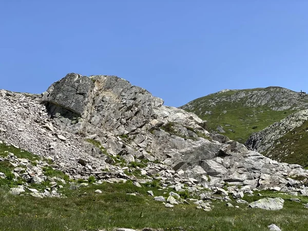 Airolo Canton Ticino Tessin Switzerland Schweiz 夏季瑞士阿尔卑斯山环境和St Gotthard山口 Gotthardpass 山区的岩石和石头 — 图库照片