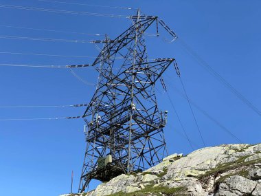 Gotthard rüzgar tarlasında (der Pfad der Energie) veya Windpark St. Gotthard 'da ve Gotthard Geçidi' nin (Gotthard Geçidi) dağlık alp bölgesinde, Airolo - İsviçre (Schweiz)