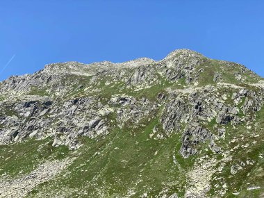 İsviçre Alpleri 'ndeki Monte Prosa zirvesi (2737 m) ve St. Gotthard Geçidi (Gotthardpass), Airolo - Ticino Kantonu (Tessin), İsviçre (Schweiz)