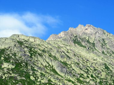 İsviçre Alpleri 'ndeki Monte Prosa zirvesi (2737 m) ve St. Gotthard Geçidi (Gotthardpass), Airolo - Ticino Kantonu (Tessin), İsviçre (Schweiz)