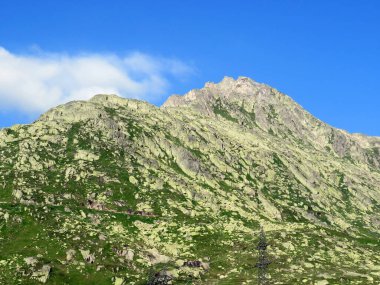 İsviçre Alpleri 'ndeki Monte Prosa zirvesi (2737 m) ve St. Gotthard Geçidi (Gotthardpass), Airolo - Ticino Kantonu (Tessin), İsviçre (Schweiz)