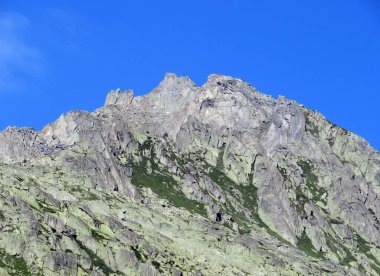 İsviçre Alpleri 'ndeki Monte Prosa zirvesi (2737 m) ve St. Gotthard Geçidi (Gotthardpass), Airolo - Ticino Kantonu (Tessin), İsviçre (Schweiz)