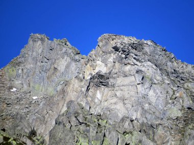 İsviçre Alpleri 'ndeki Monte Prosa zirvesi (2737 m) ve St. Gotthard Geçidi (Gotthardpass), Airolo - Ticino Kantonu (Tessin), İsviçre (Schweiz)