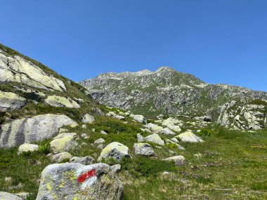 Alp St. Gotthard Geçidi (Gotthard Geçidi) ve İsviçre Alpleri 'nin (Airolo - Tessin Kantonu) dağlık bölgelerindeki dağlık levhalar ve işaretler (Schweiz)