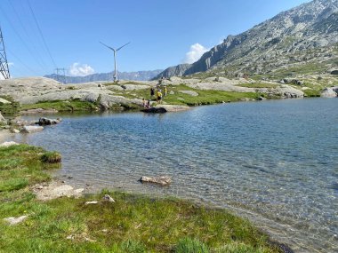 Saint Gotthard Geçidi 'nin İsviçre alp bölgesinde (Gotthard Geçidi) Lago di San Carlo Gölü üzerinde yaz atmosferi, Airolo - Ticino Kantonu (Tessin), İsviçre (Schweiz)