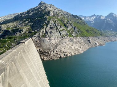 Yapay rezervuar gölü Lago di Lucendro ya da St. Gotthard Geçidi 'nin İsviçre alp bölgesinde Lucendro Gölü (Gotthard Geçidi), Airolo - Ticino Kantonu (Tessin), İsviçre (Schweiz)